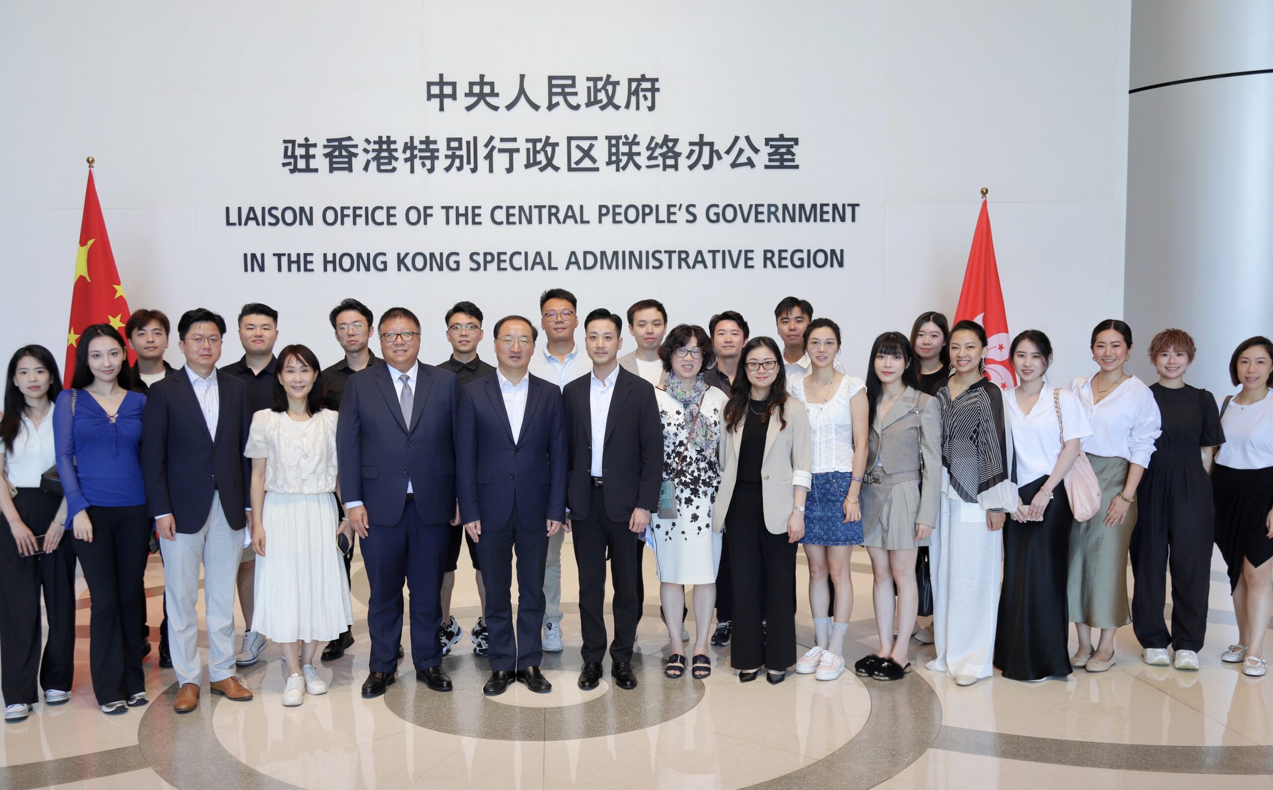 中聯辦青年工作部部長張志華 (圖中中間)與一眾青創班同學合照